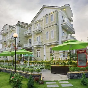 Golden Bell Backpacker & Pool Bar Hội An